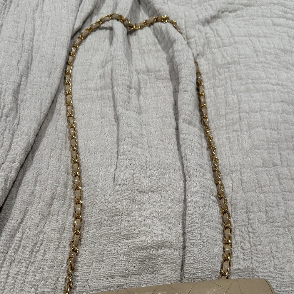 CHANEL Beige Quilted Shoulder Bag with Gold Chain - Picture 4 of 16